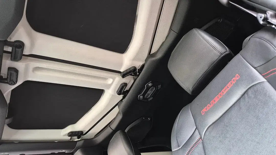 Jeep Wrangler - Thumbnail 13