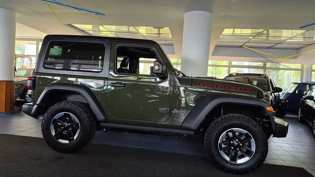 Jeep Wrangler - Thumbnail 4
