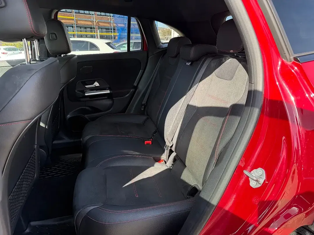 Mercedes-Benz GLA 200 AMG MBUX Night - foto 15