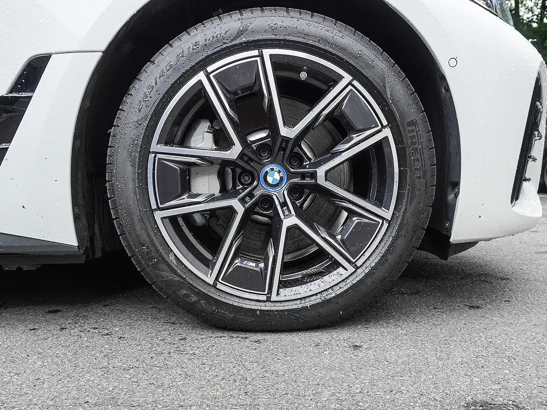 BMW i4 - Thumbnail 5