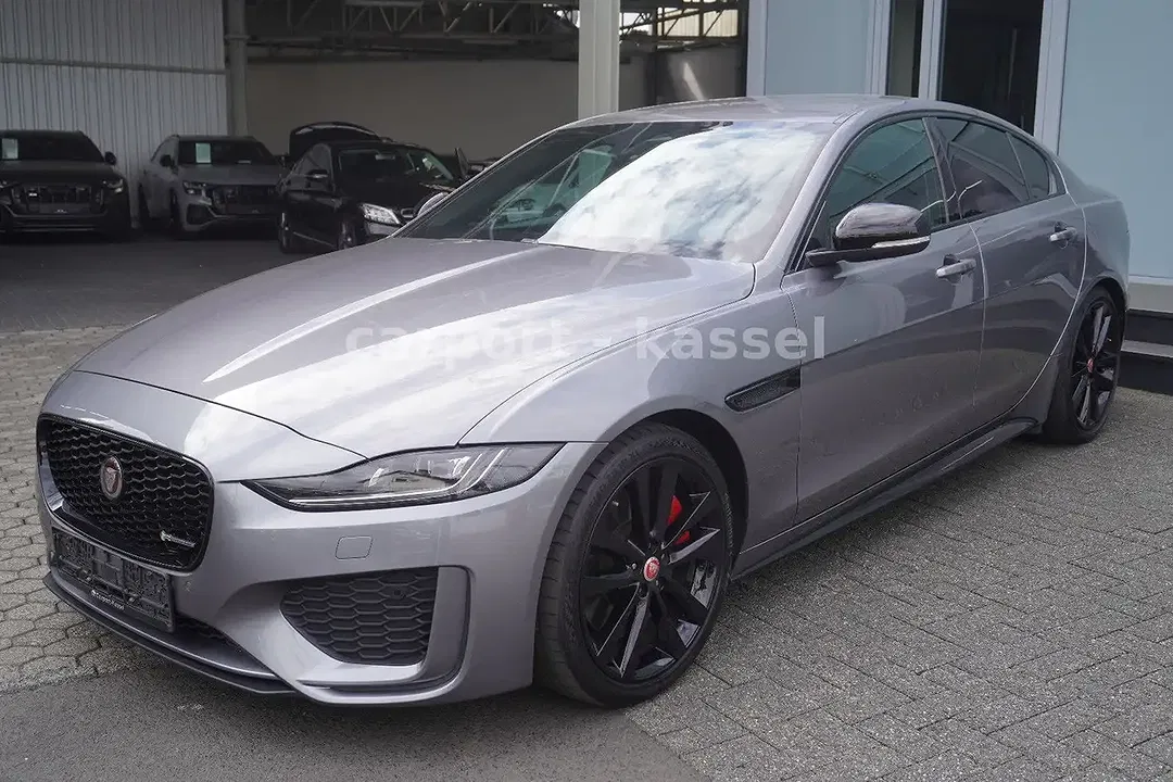 Jaguar XE - Thumbnail 3