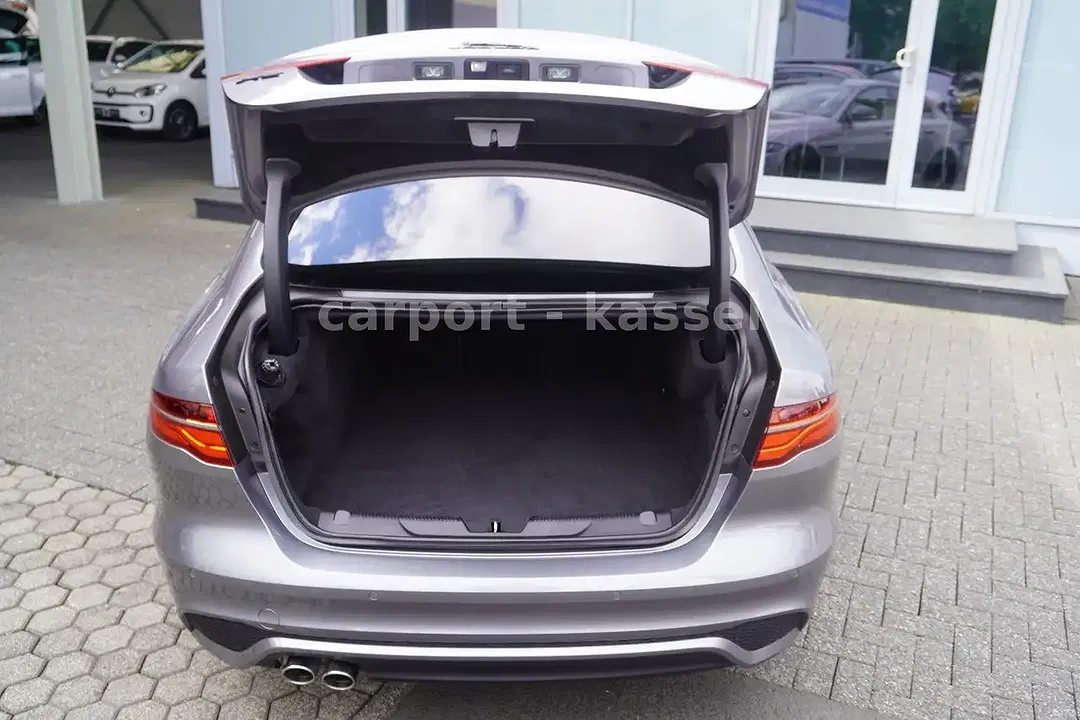 Jaguar XE - Thumbnail 9