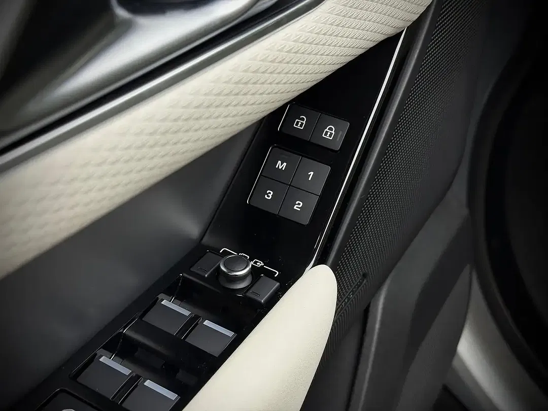 Land Rover Range Rover Velar - Thumbnail 12