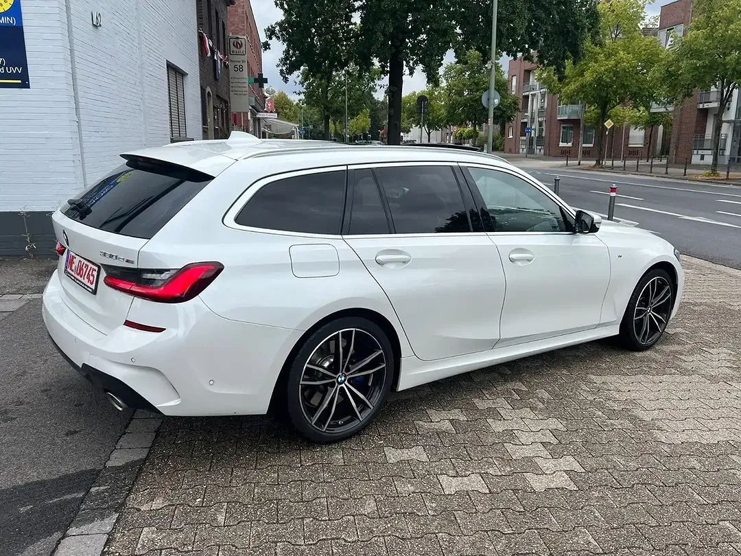 BMW 330 - Thumbnail 3