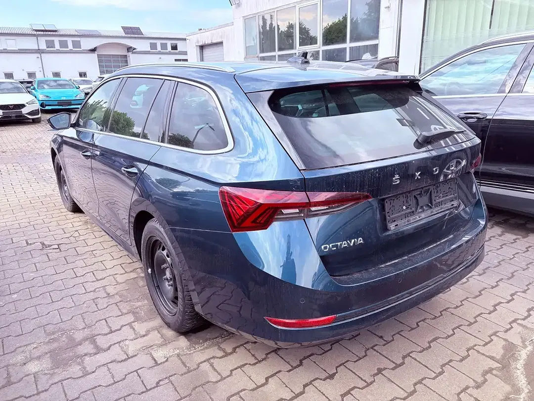 Skoda Octavia 2.0 TDI DSG Combi - foto 2