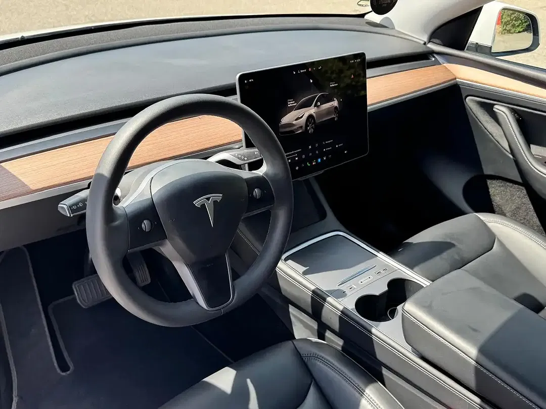Tesla Model Y - Thumbnail 10