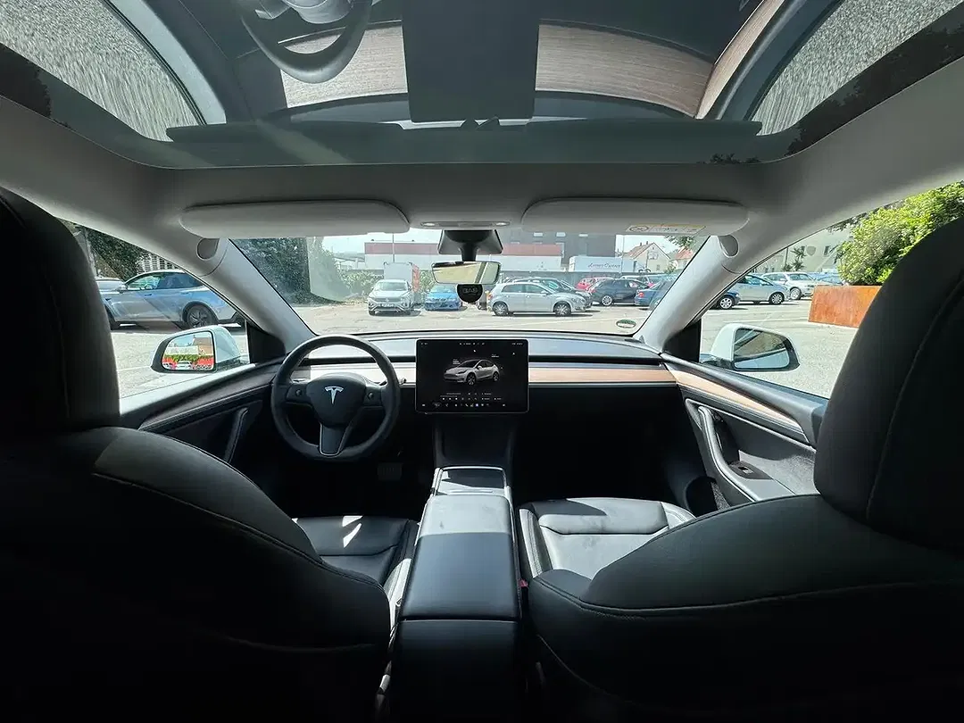 Tesla Model Y - Thumbnail 11