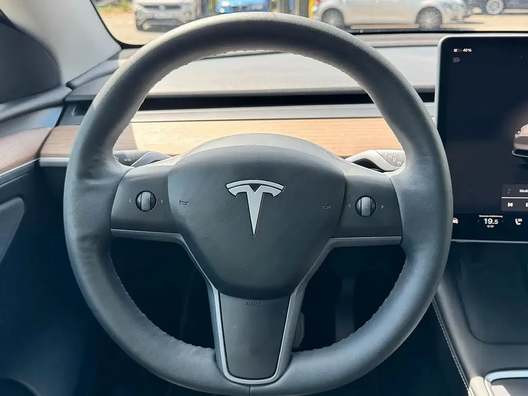 Tesla Model Y - Thumbnail 12