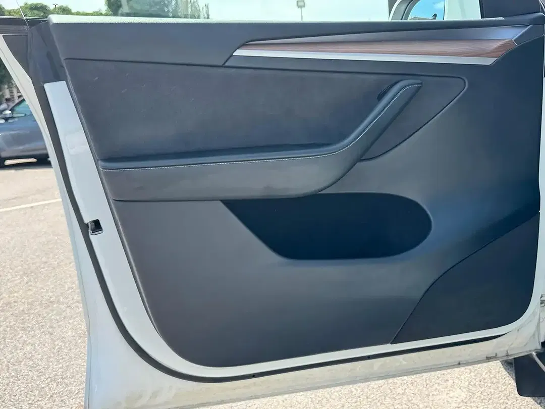 Tesla Model Y - Thumbnail 14