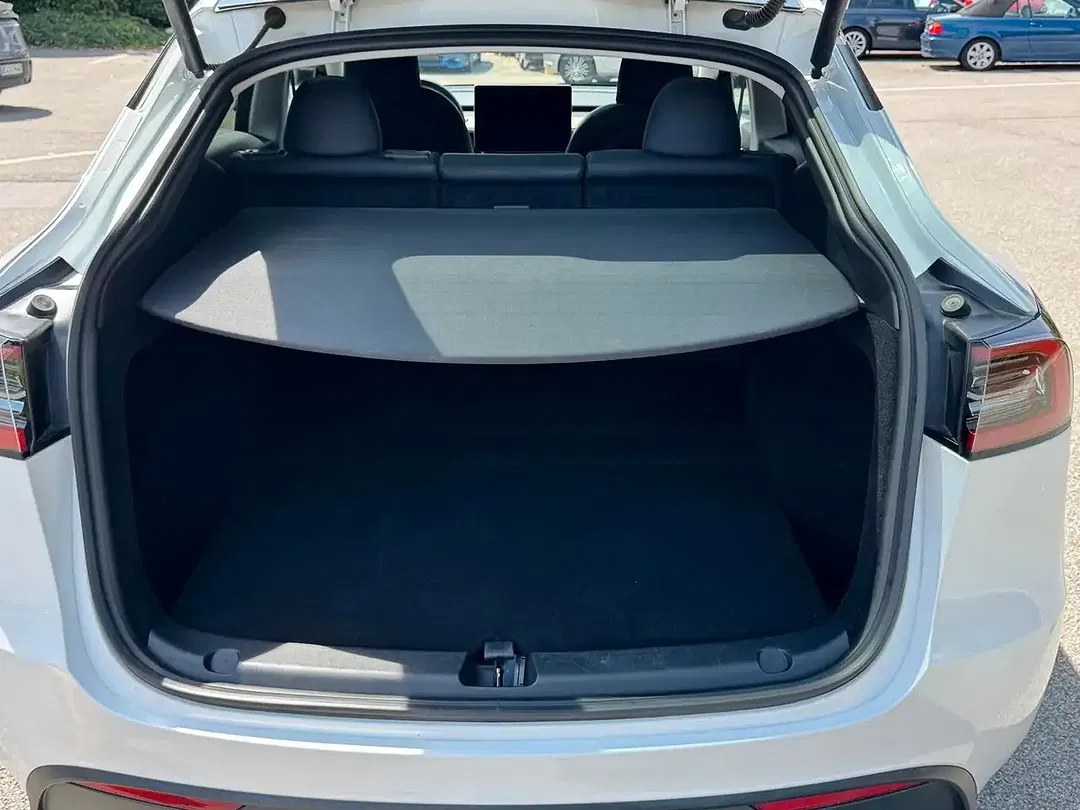Tesla Model Y - Thumbnail 16