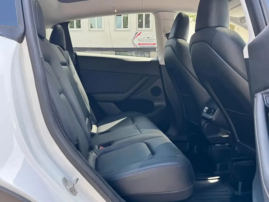 Tesla Model Y - Thumbnail 18