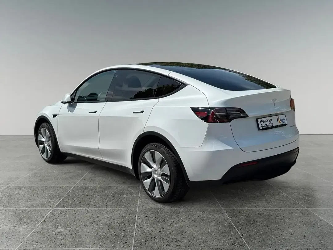 Tesla Model Y - Thumbnail 3
