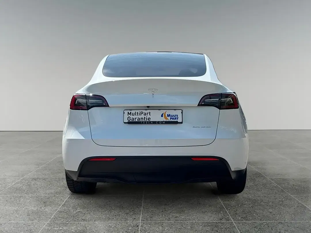 Tesla Model Y - Thumbnail 4