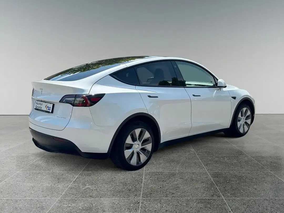 Tesla Model Y - Thumbnail 5