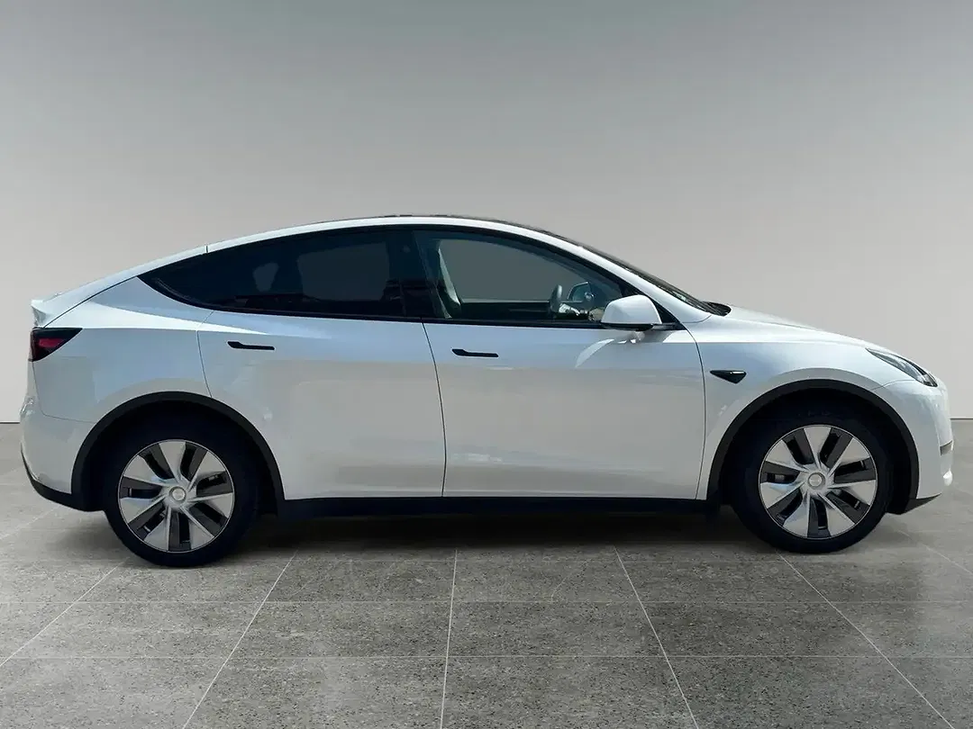 Tesla Model Y - Thumbnail 6