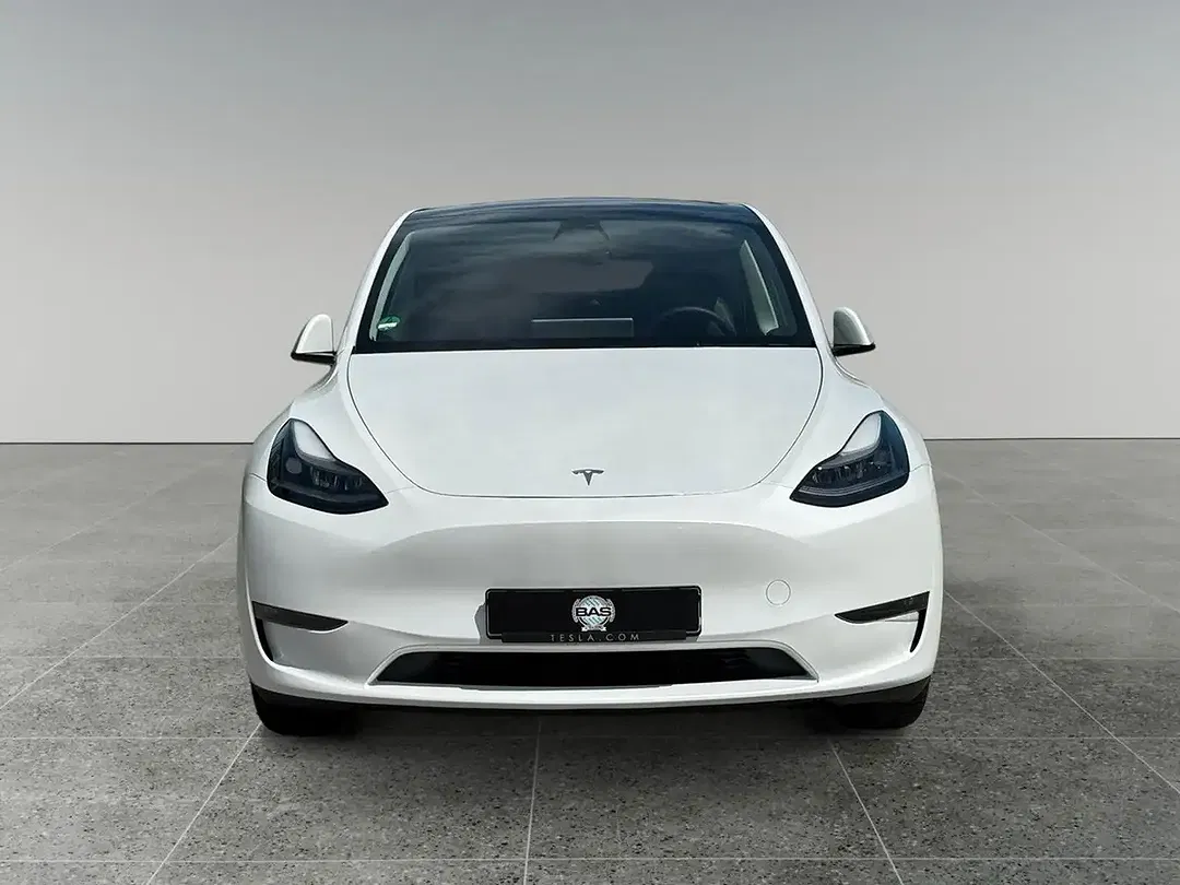 Tesla Model Y - Thumbnail 8