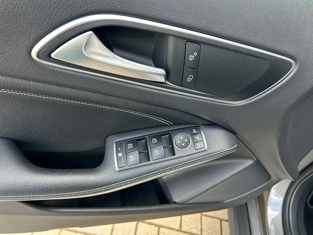 Mercedes-Benz GLA 180 - Thumbnail 14