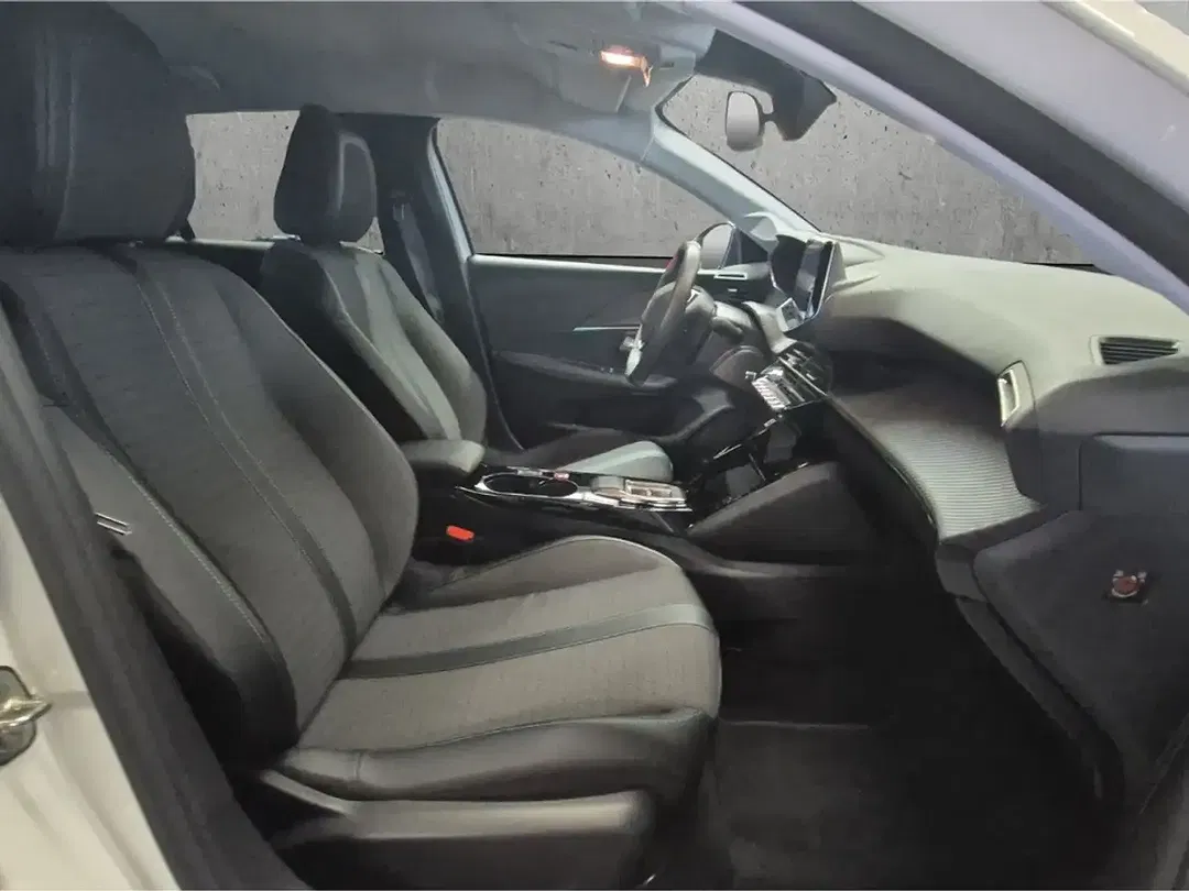 Peugeot 208 - Thumbnail 13