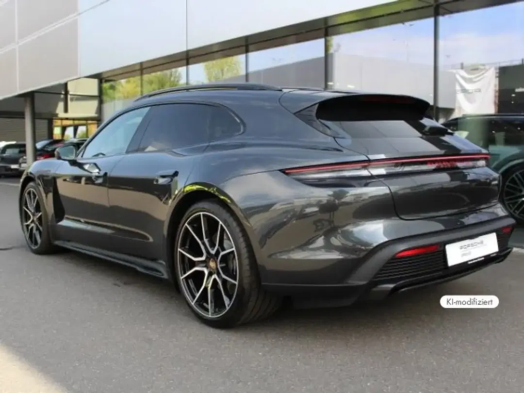 Porsche Taycan - Thumbnail 3