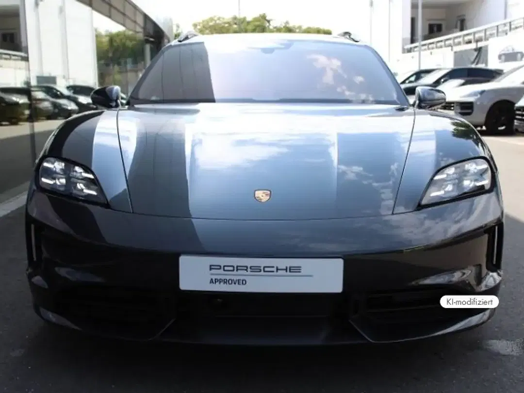 Porsche Taycan - Thumbnail 6
