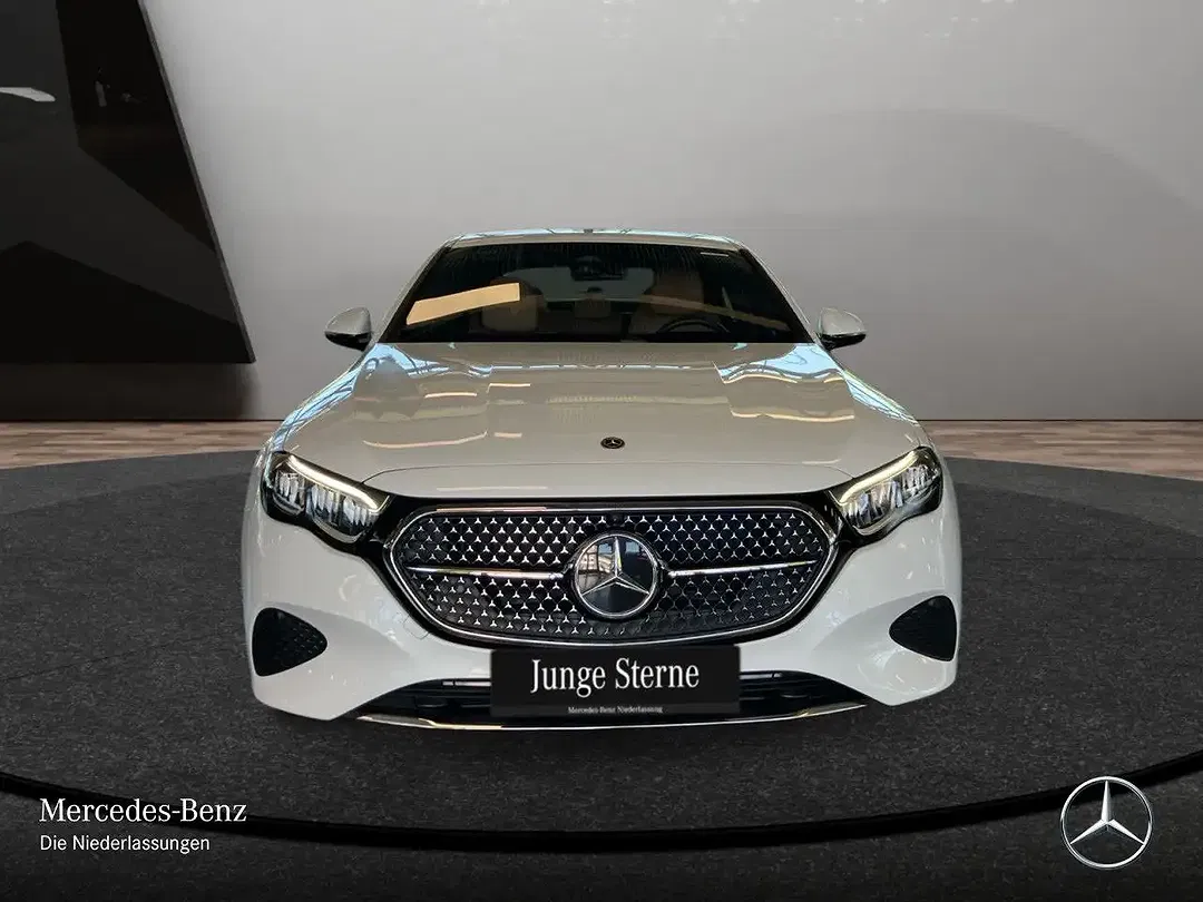 Mercedes-Benz E 200 - Thumbnail 2