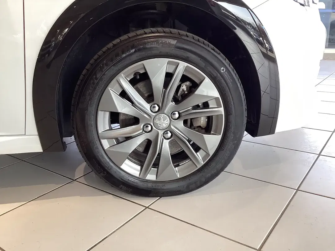 Peugeot 208 - Thumbnail 10