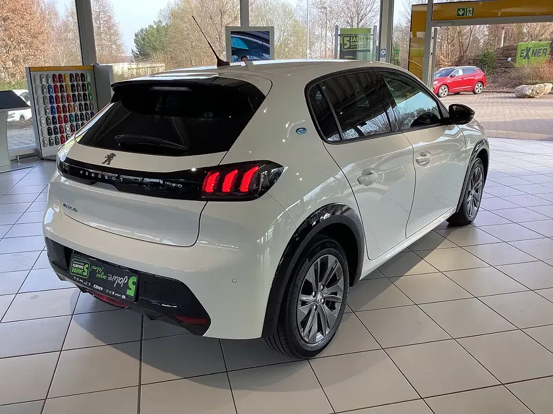 Peugeot 208 - Thumbnail 4