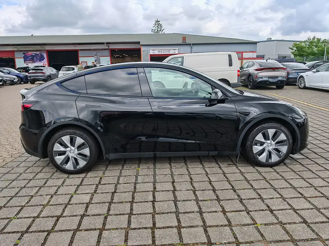 Tesla Model Y - Thumbnail 10