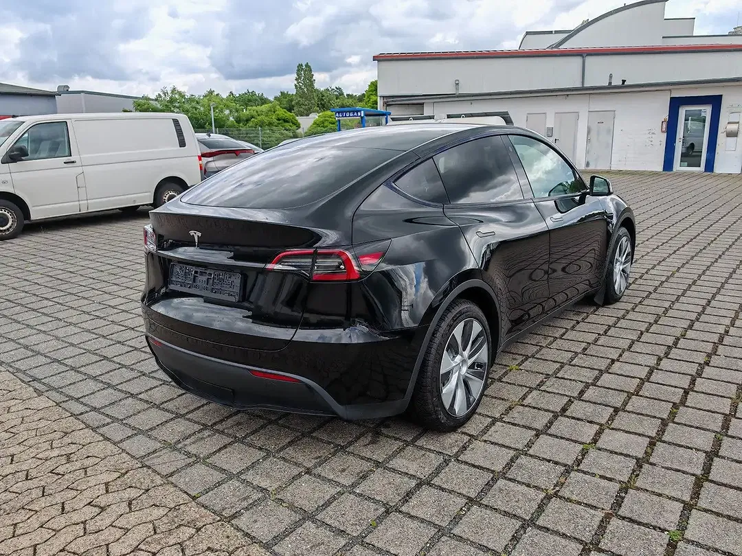 Tesla Model Y - Thumbnail 11