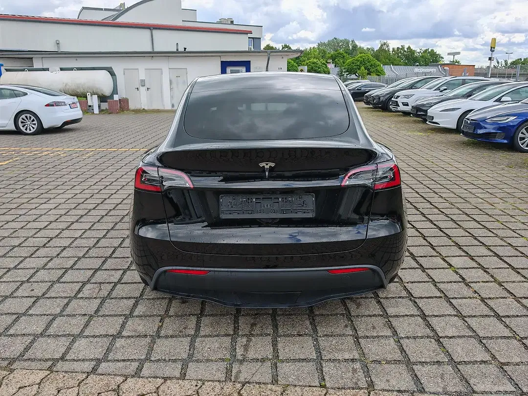 Tesla Model Y - Thumbnail 12