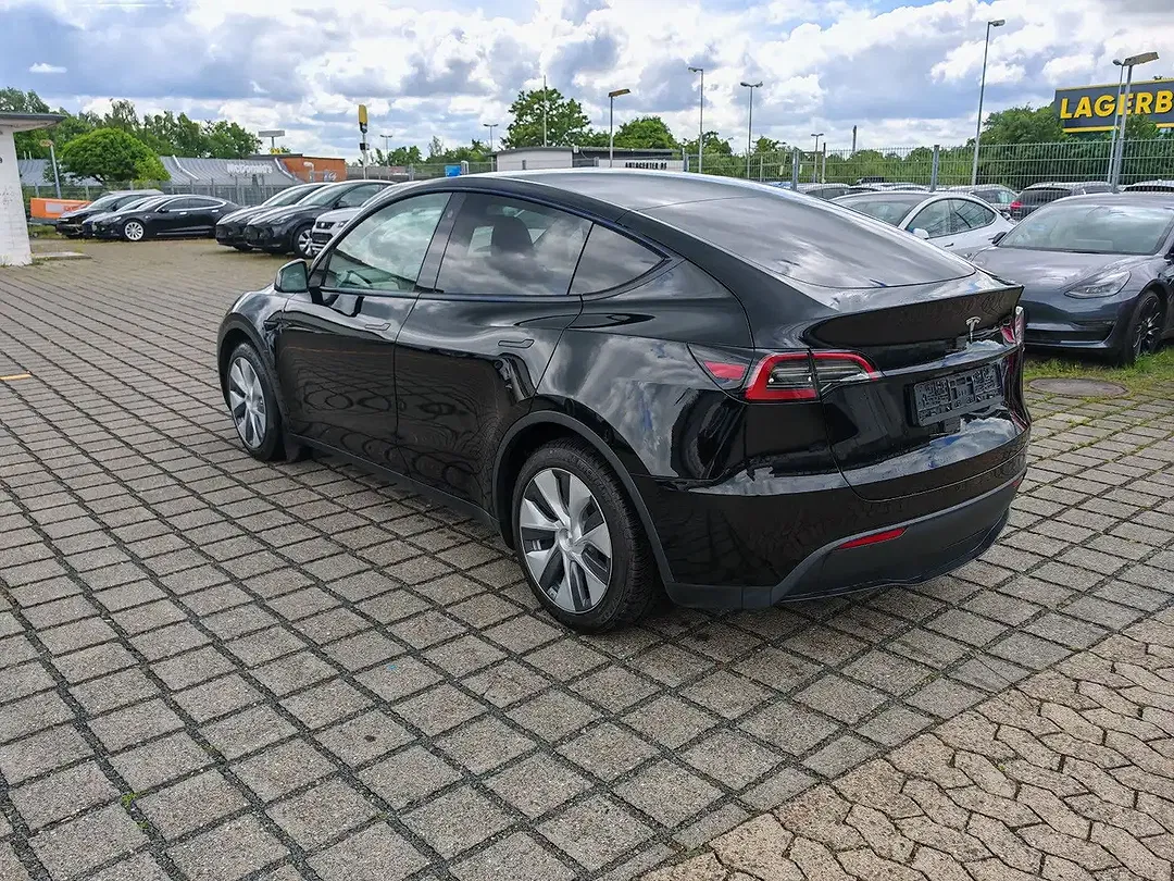 Tesla Model Y - Thumbnail 13