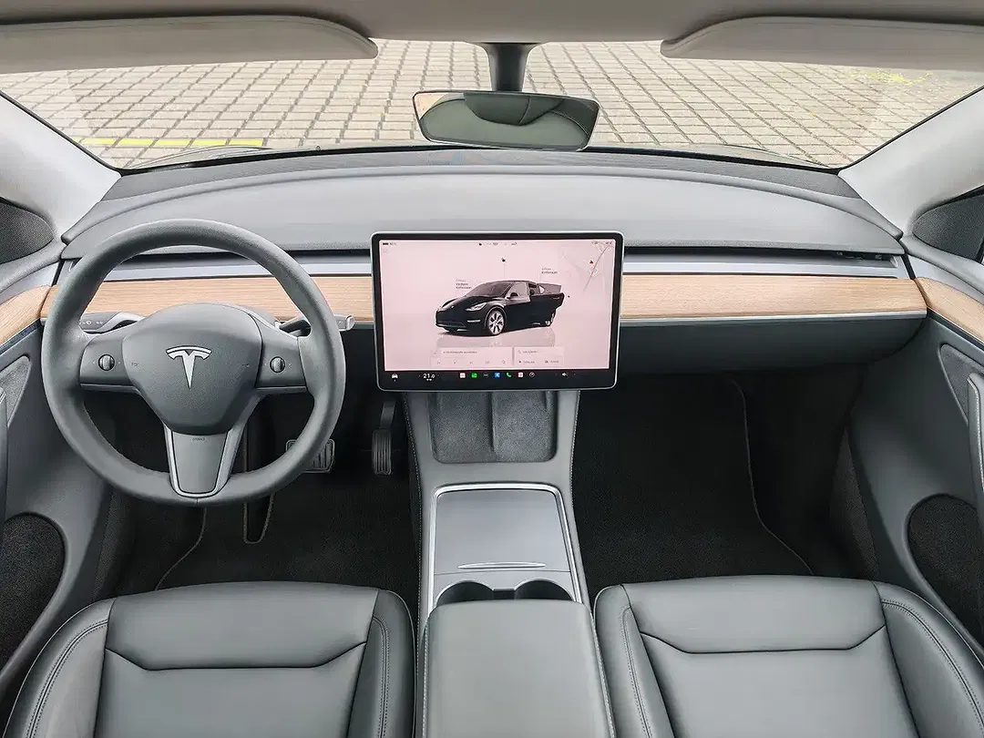 Tesla Model Y - Thumbnail 3