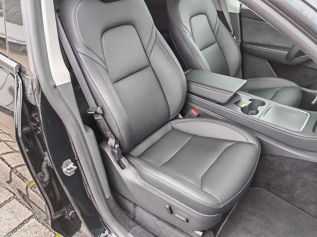 Tesla Model Y - Thumbnail 6