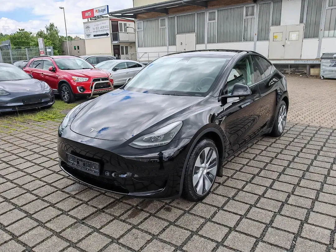 Tesla Model Y - Thumbnail 8