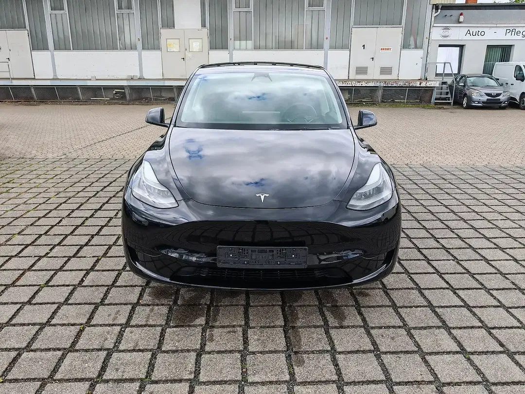 Tesla Model Y - Thumbnail 9