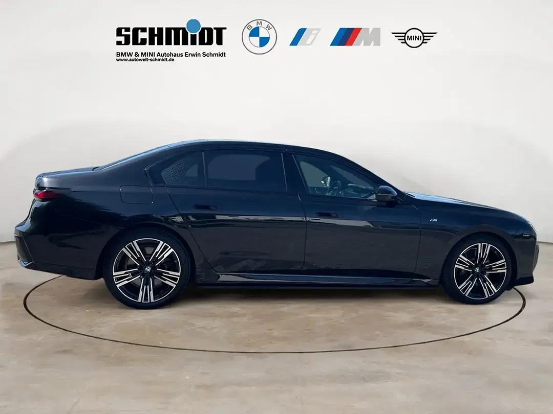 BMW i7 - Thumbnail 6