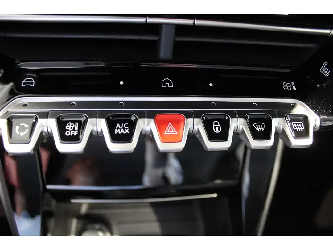 Peugeot 208 - Thumbnail 9