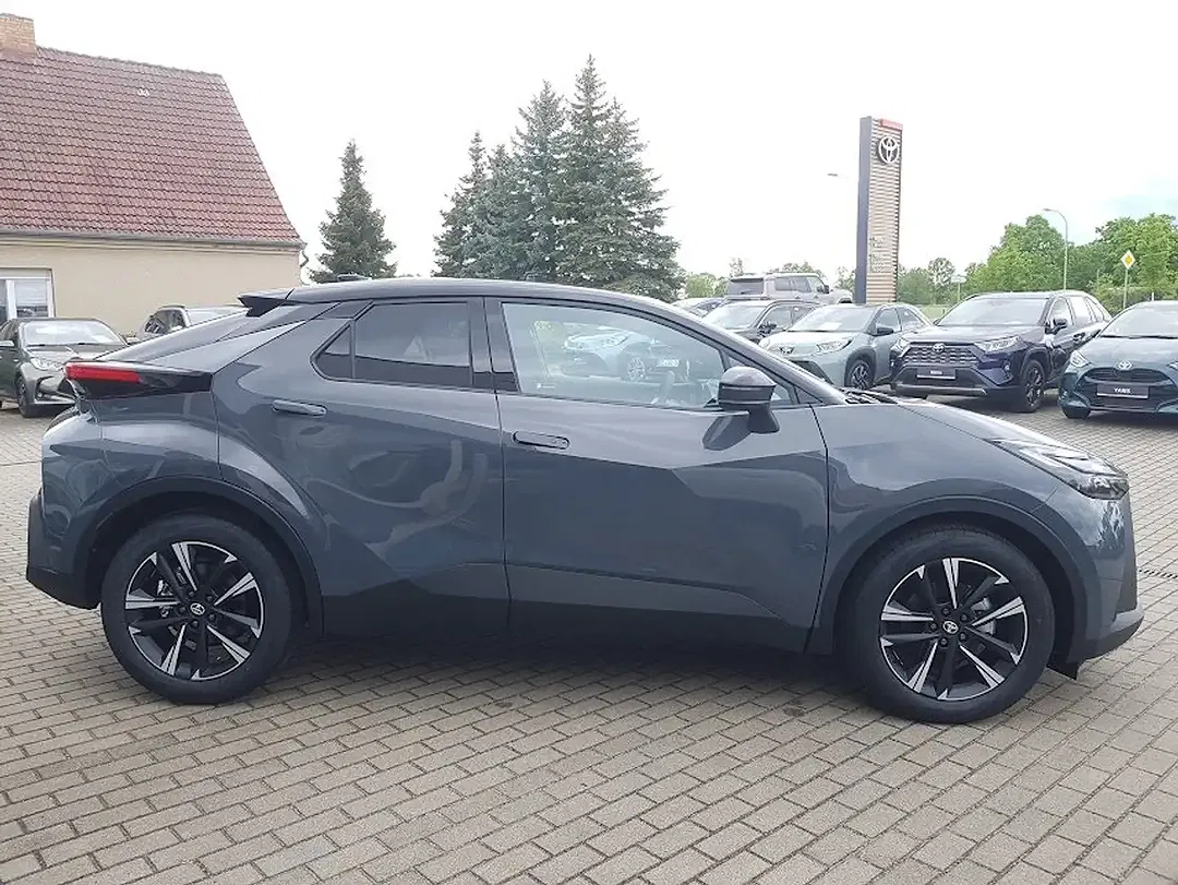 Toyota C-HR - Thumbnail 3