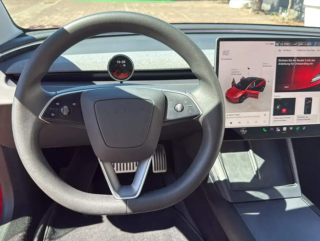 Tesla Model 3 - Thumbnail 10