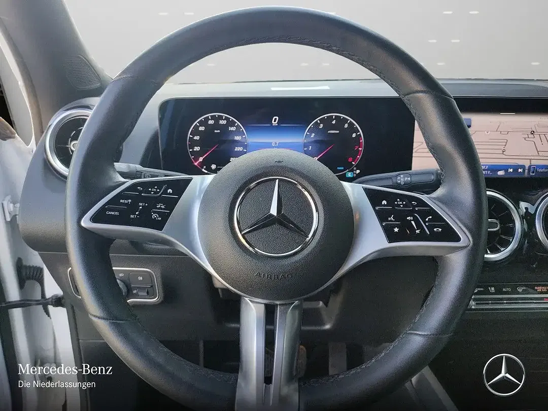 Mercedes-Benz GLB 250 - Thumbnail 13