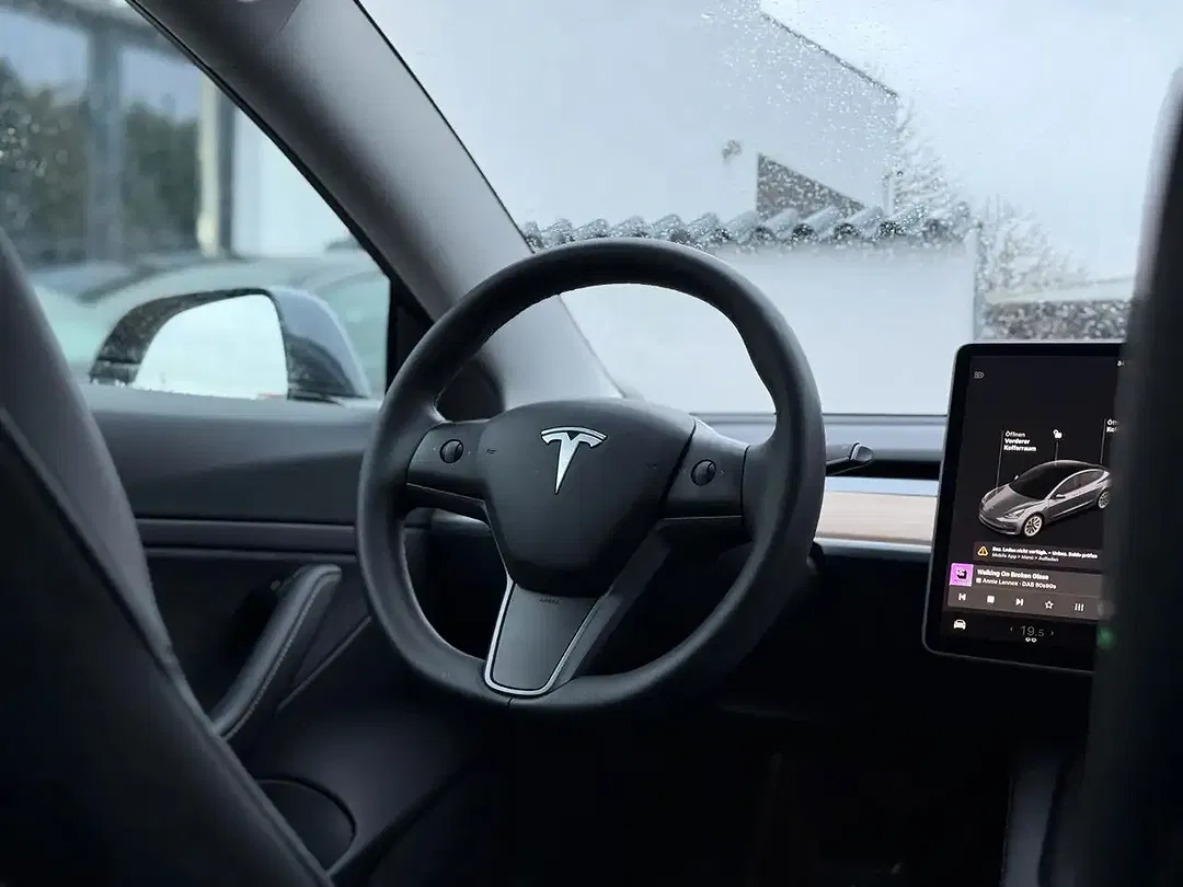 Tesla Model 3 - Thumbnail 10