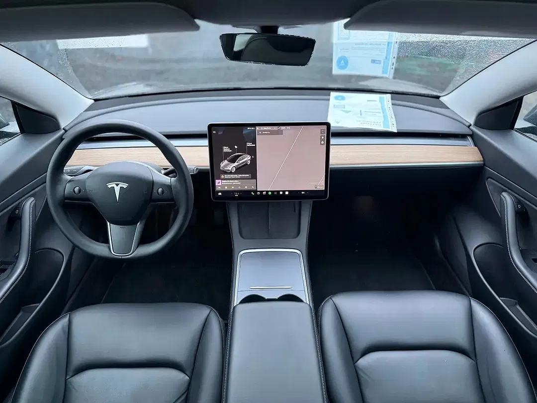 Tesla Model 3 - Thumbnail 11