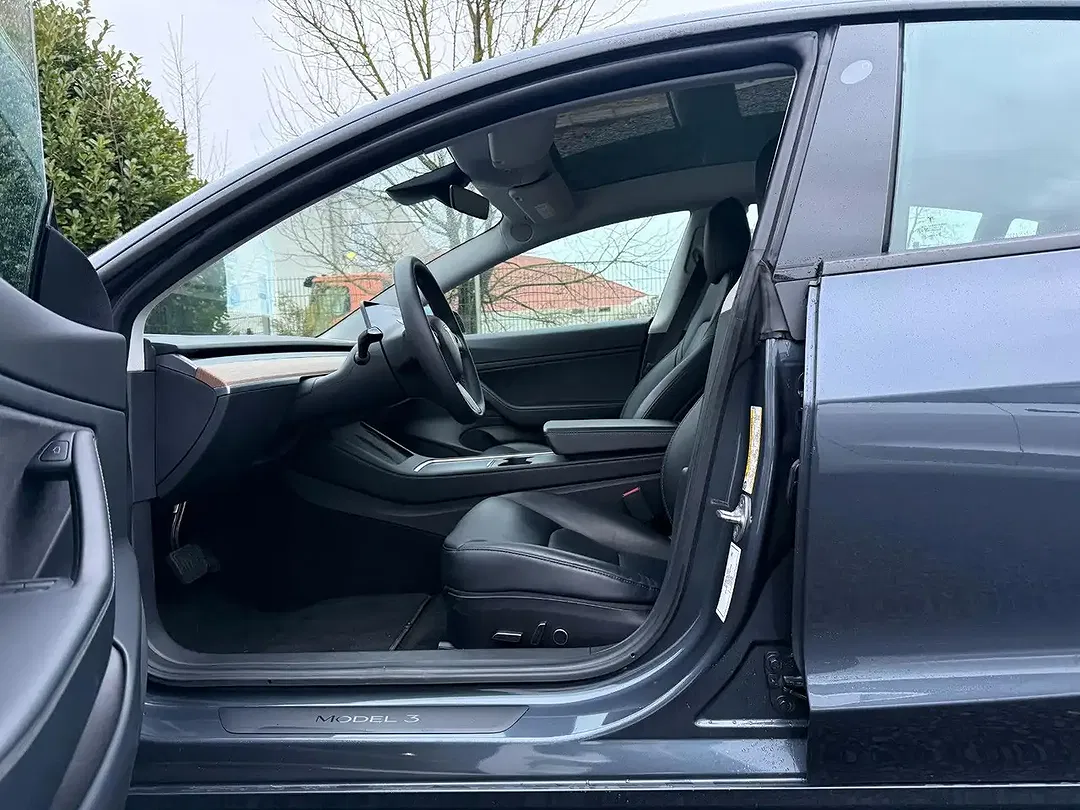 Tesla Model 3 - Thumbnail 12