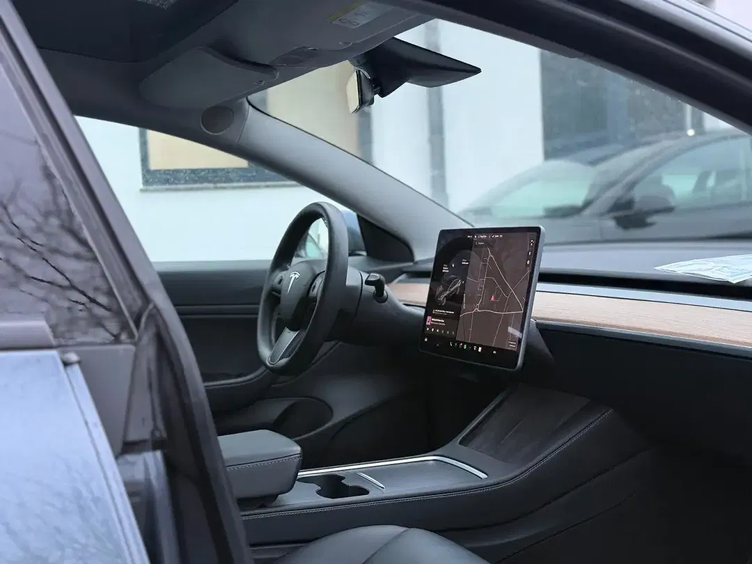 Tesla Model 3 - Thumbnail 13