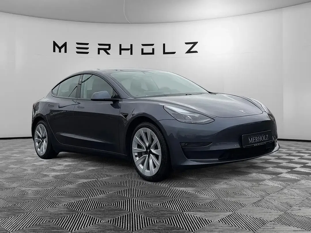 Tesla Model 3 - Thumbnail 3