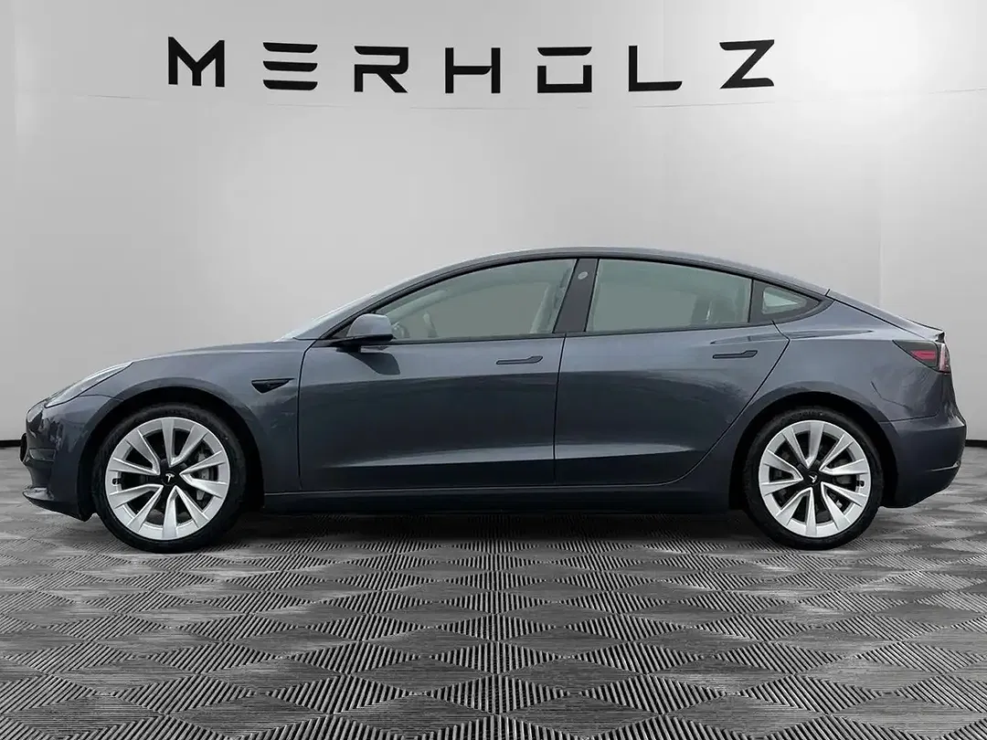 Tesla Model 3 - Thumbnail 4