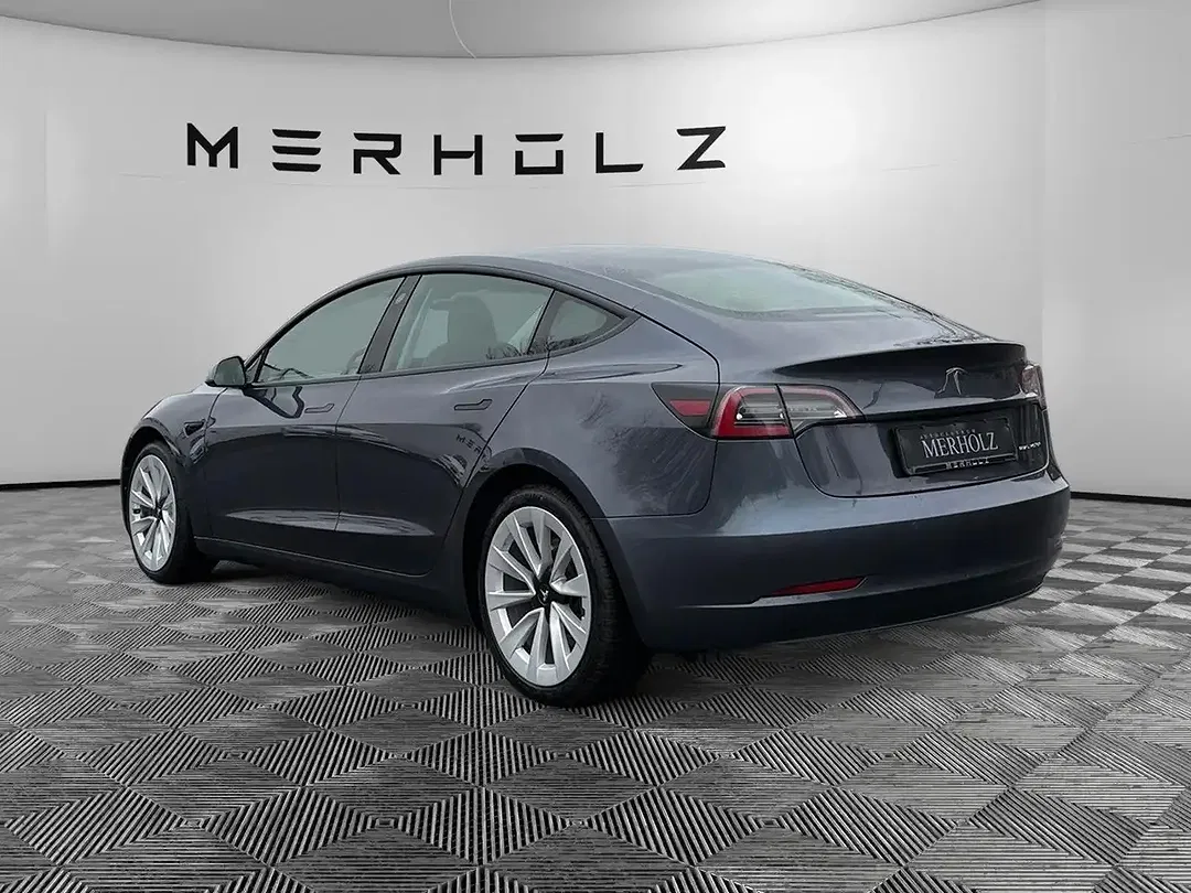 Tesla Model 3 - Thumbnail 5