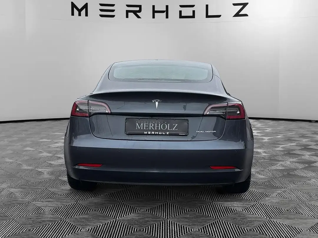 Tesla Model 3 - Thumbnail 6