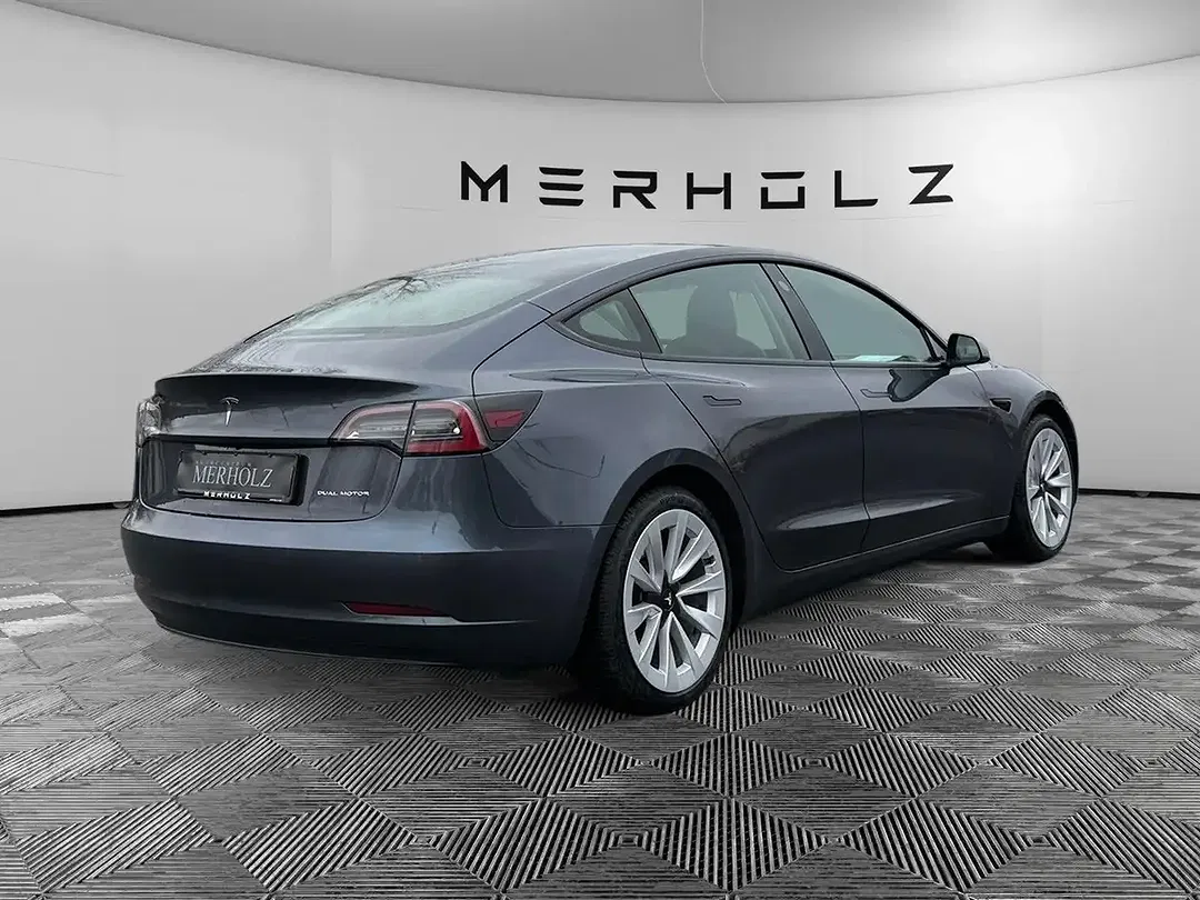 Tesla Model 3 - Thumbnail 7