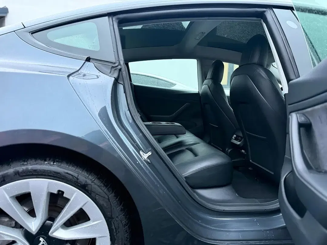 Tesla Model 3 - Thumbnail 8